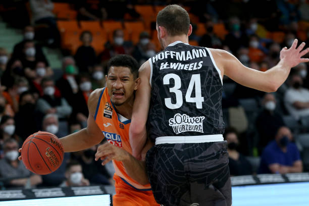 于多名球员 于多名球员